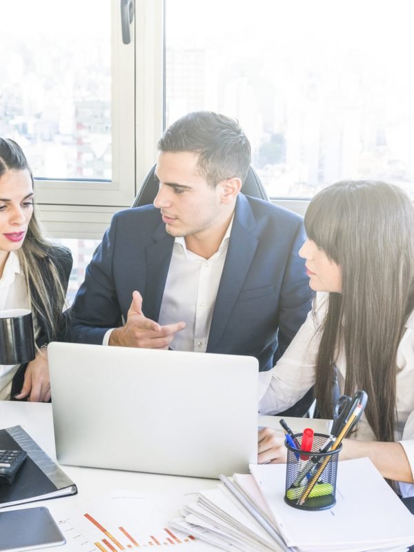 businessman-having-discussion-with-businesswoman-meeting
